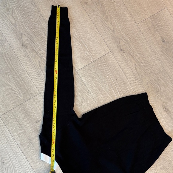 Elegant Black and White V-Neck Cardigan - Picture 8 of 8